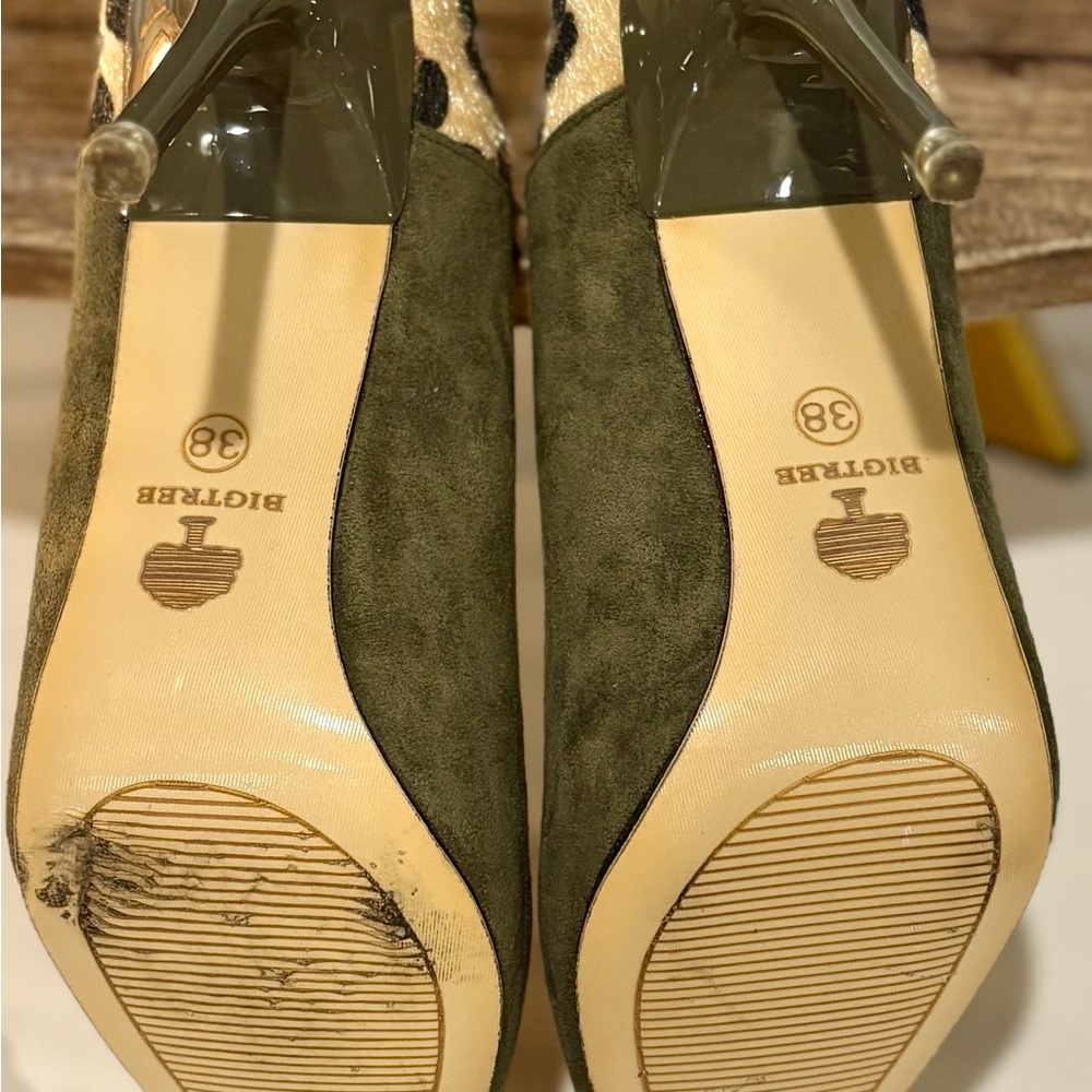 Olive Green Stiletto Heels with Leopard Print
Size: UK 38 = US 7.5-8
5” heel - Picture 9 of 9